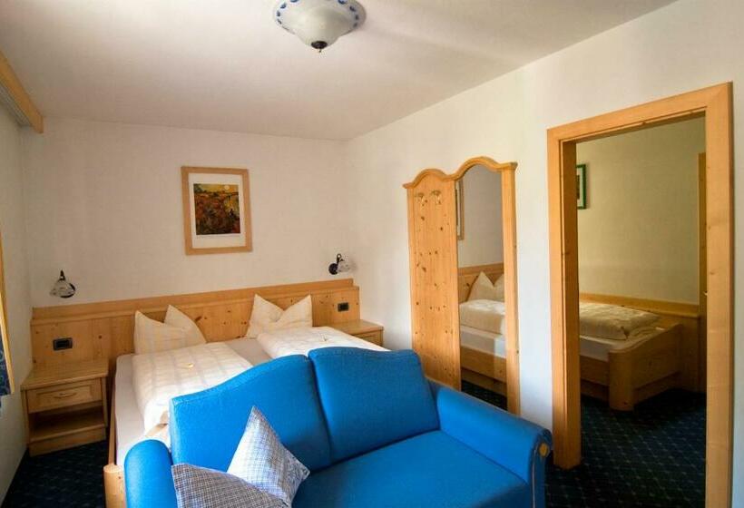 חדר סטנדרט לשלושה עם מרפסת, Pension Enzian