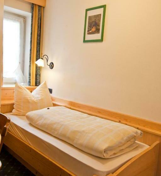 חדר סטנדרט לשלושה עם מרפסת, Pension Enzian