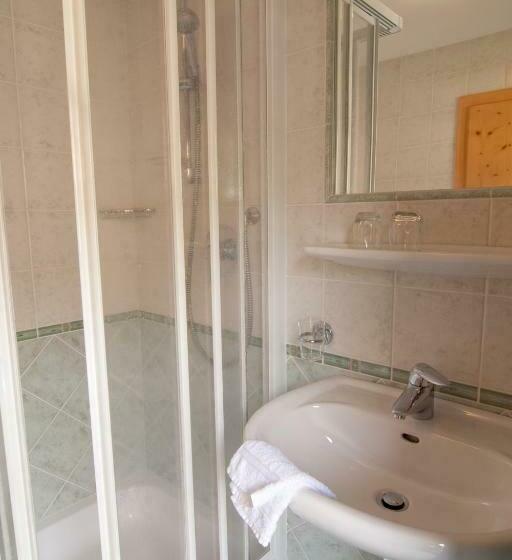 חדר סטנדרט לשלושה עם מרפסת, Pension Enzian