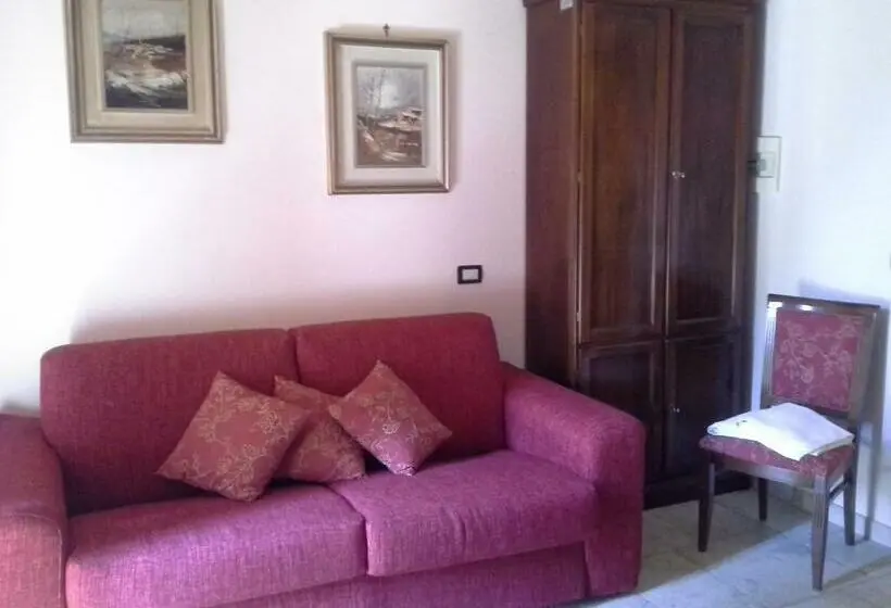 Standard Neljän Hengen Huone, Relais Reggia Domizia
