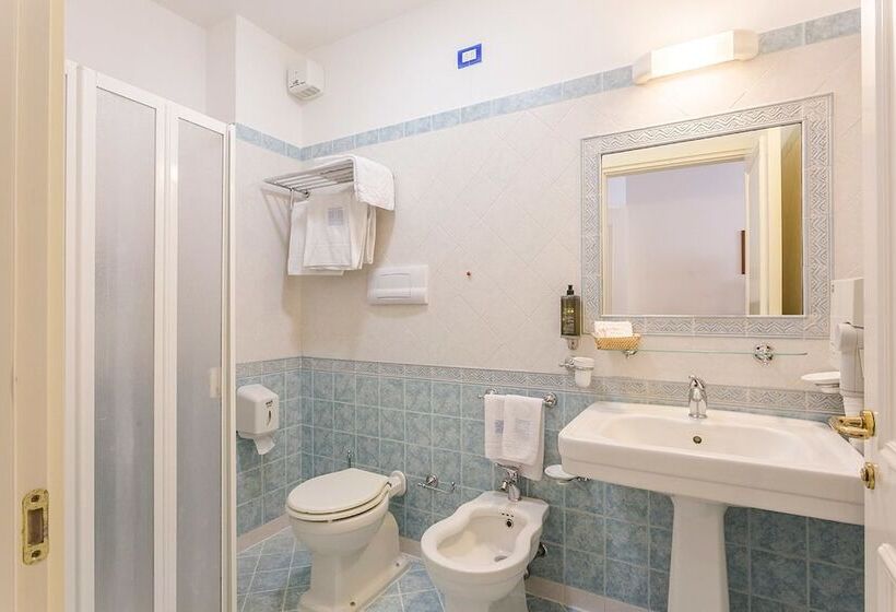 四人标准间, Trinacria