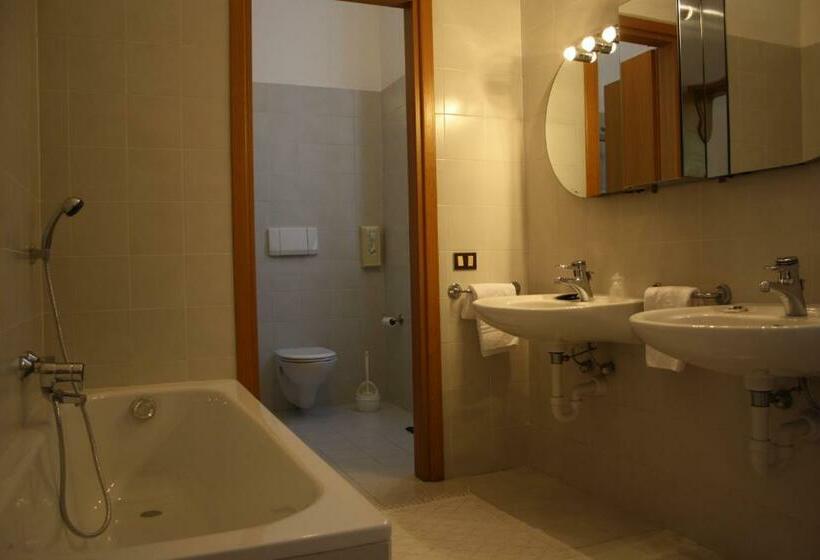 חדר סטנדרטי לשלושה עם נוף, Vapore