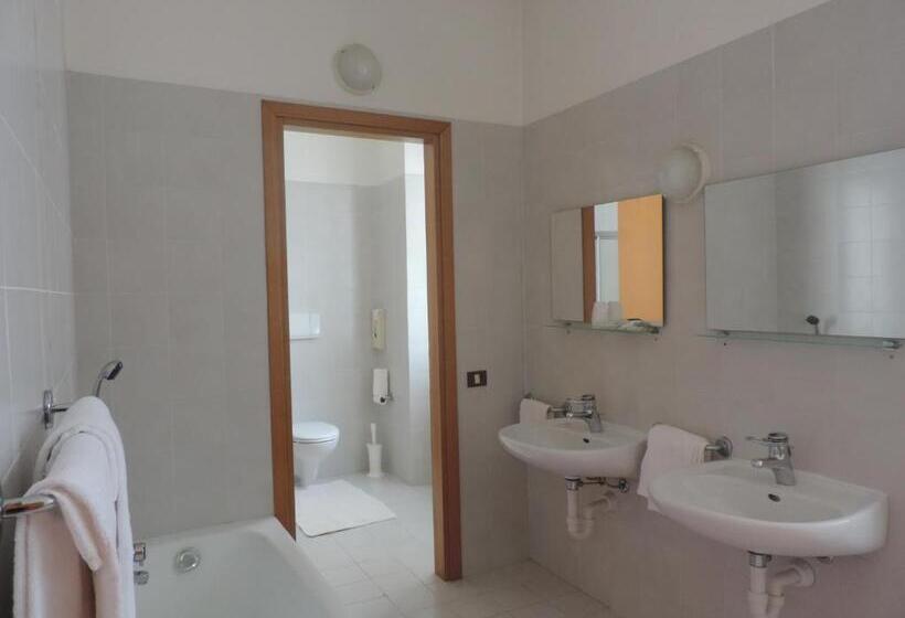 חדר סטנדרטי לשלושה עם נוף, Vapore