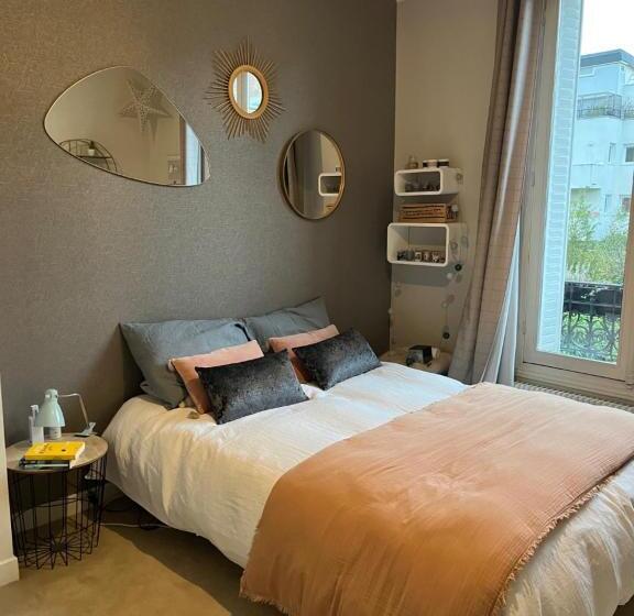 غرفة قياسية مطلّة علي الحديقة, Sur Une île à Paris