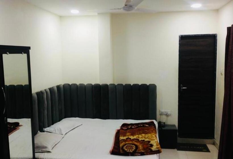 Номер Deluxe, Fabhotel Mantra Residency