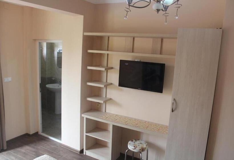 اتاق استاندارد سه نفره, Deluxe Guest House