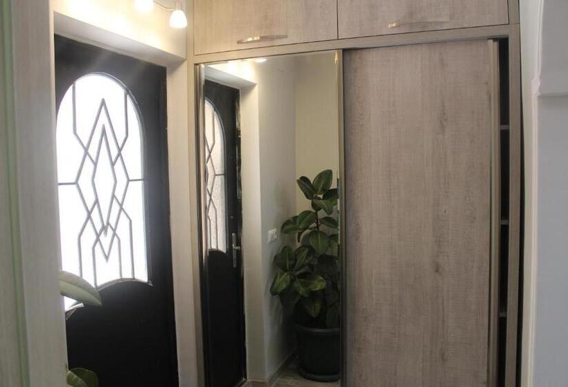 اتاق خانوادگی, Deluxe Guest House