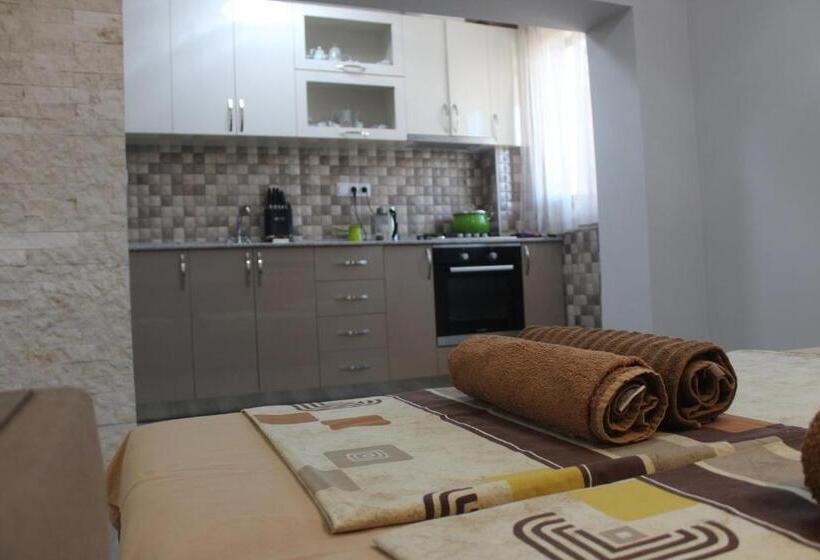 اتاق خانوادگی, Deluxe Guest House