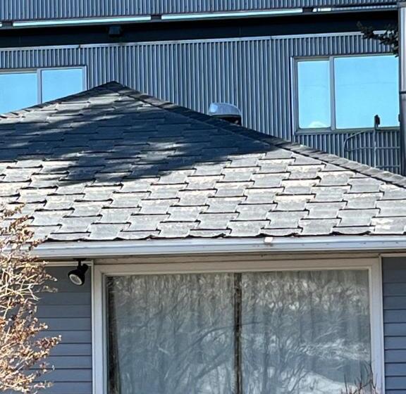 غرفة عائلية مطلّة علي الجبل, Ravens End