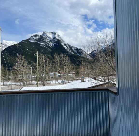 غرفة عائلية مطلّة علي الجبل, Ravens End