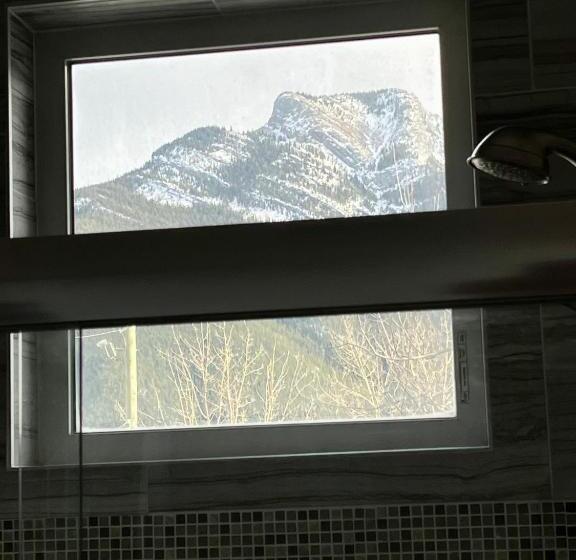 غرفة عائلية مطلّة علي الجبل, Ravens End