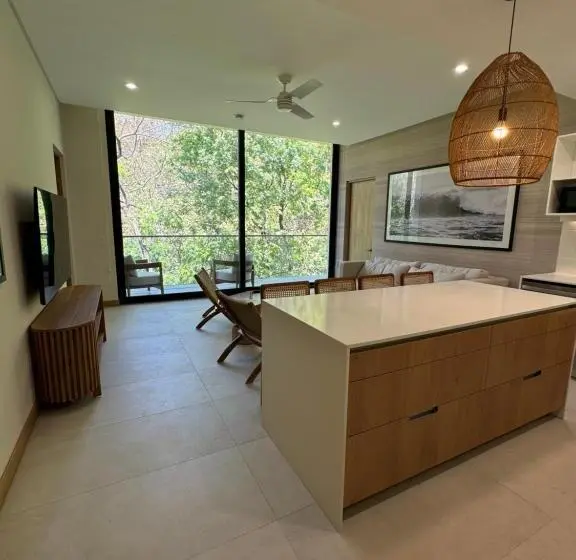 Huoneisto 2 Makuuhuonetta, 2 Bedroom Jungle View Penthouse With Pool & Jacuzzi