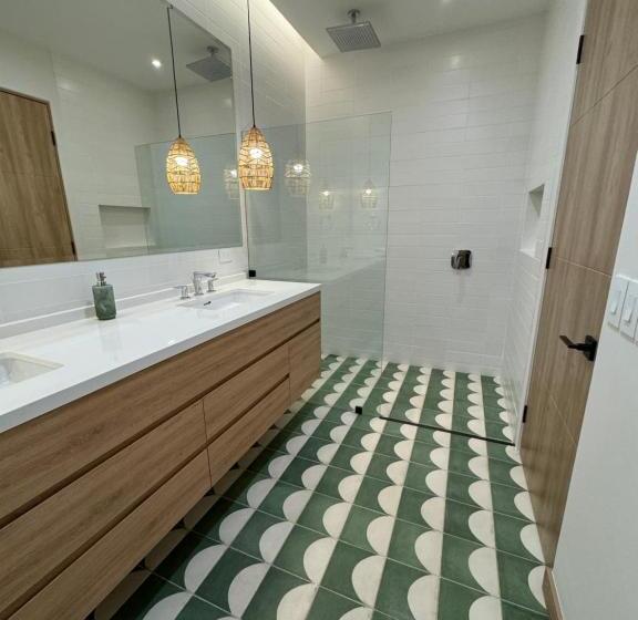 דירת שני חדרים, 2 Bedroom Jungle View Penthouse With Pool & Jacuzzi