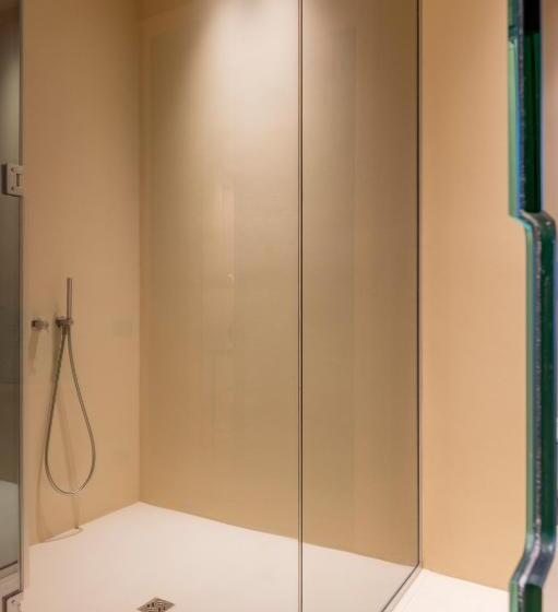 اتاق سوپریور با تخت بزرگ, Five Suite