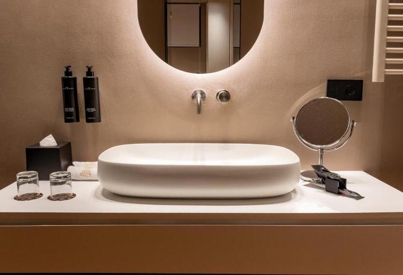 اتاق لوکس با تخت بزرگ, Five Suite