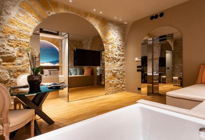 اتاق لوکس با تخت بزرگ, Five Suite