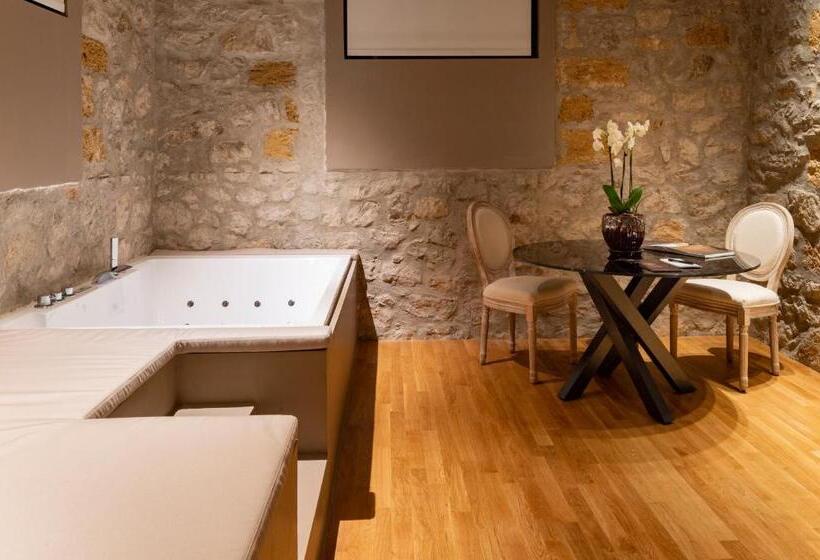 اتاق لوکس با تخت بزرگ, Five Suite