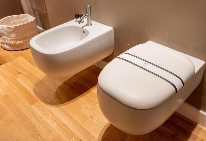 اتاق لوکس با تخت بزرگ, Five Suite