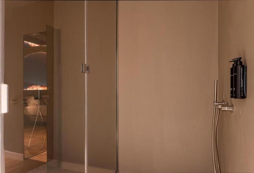 اتاق لوکس با تخت بزرگ, Five Suite