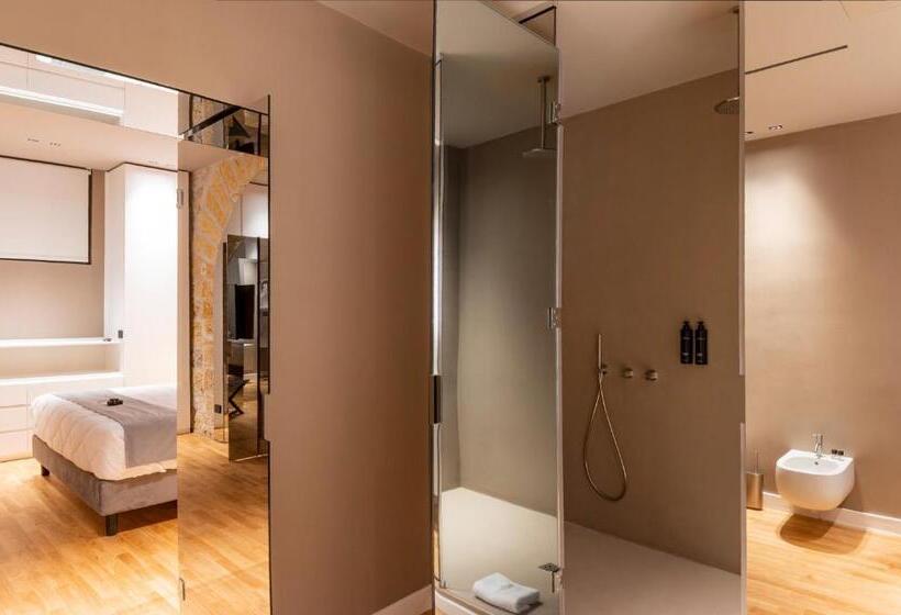 اتاق لوکس با تخت بزرگ, Five Suite