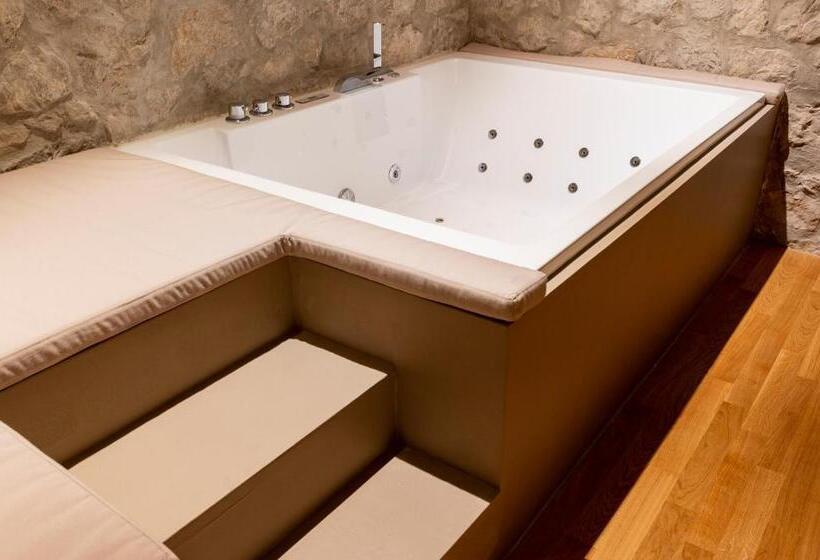 اتاق لوکس با تخت بزرگ, Five Suite