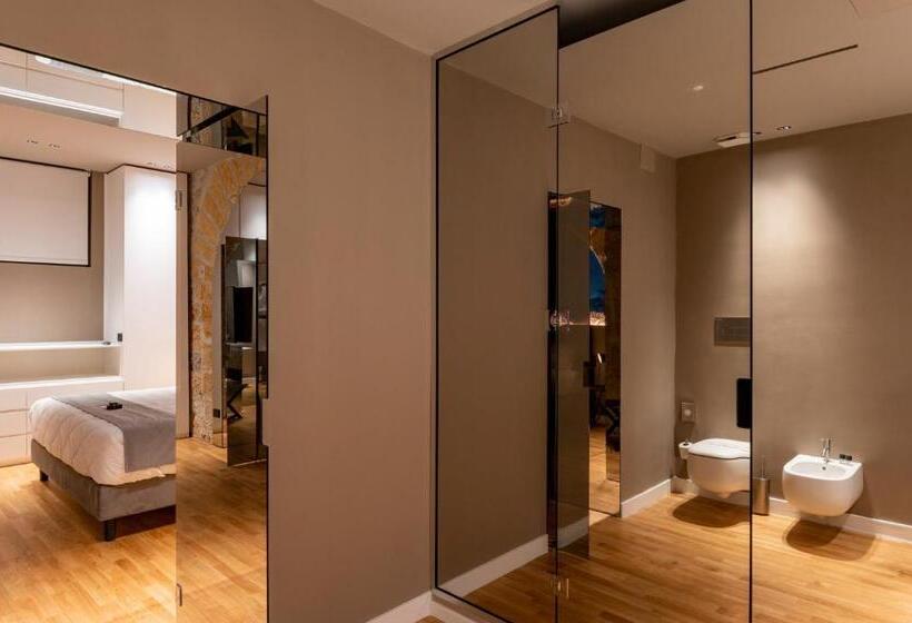 اتاق لوکس با تخت بزرگ, Five Suite