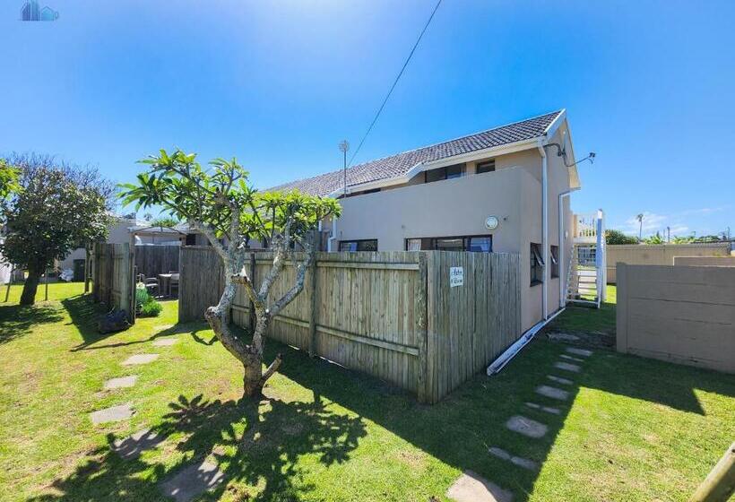 חדר משפחתי נוף לגינה, Gonubie Guest Cottages