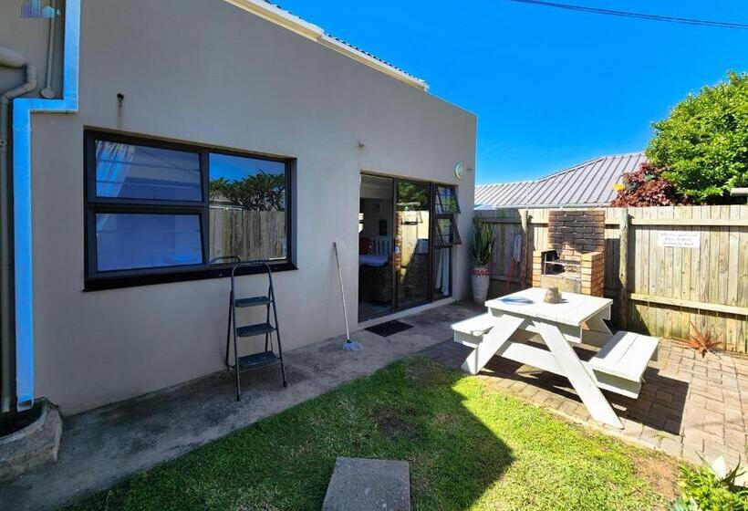 חדר משפחתי נוף לגינה, Gonubie Guest Cottages