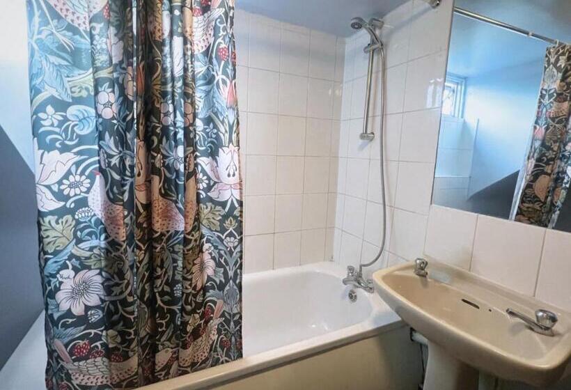 Номер Стандарт Четырехместный Совместный Санузел, Helen S Hotel Near Wembley