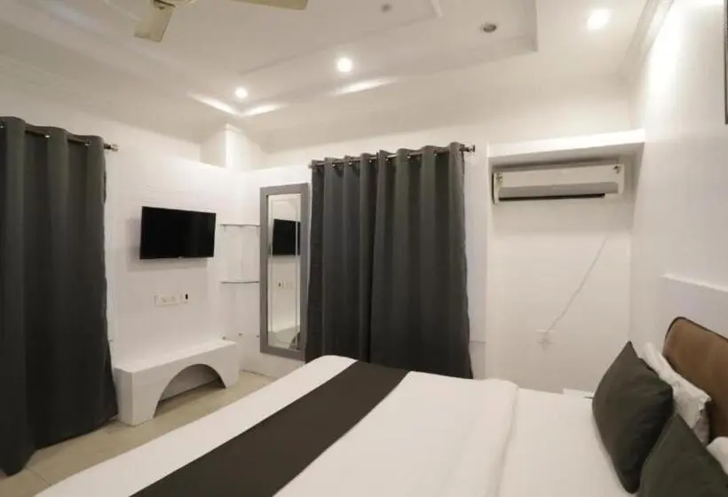 キングサイズベッドのデラックスルーム, Hi5 Stay Near Care Hospital By Morservices