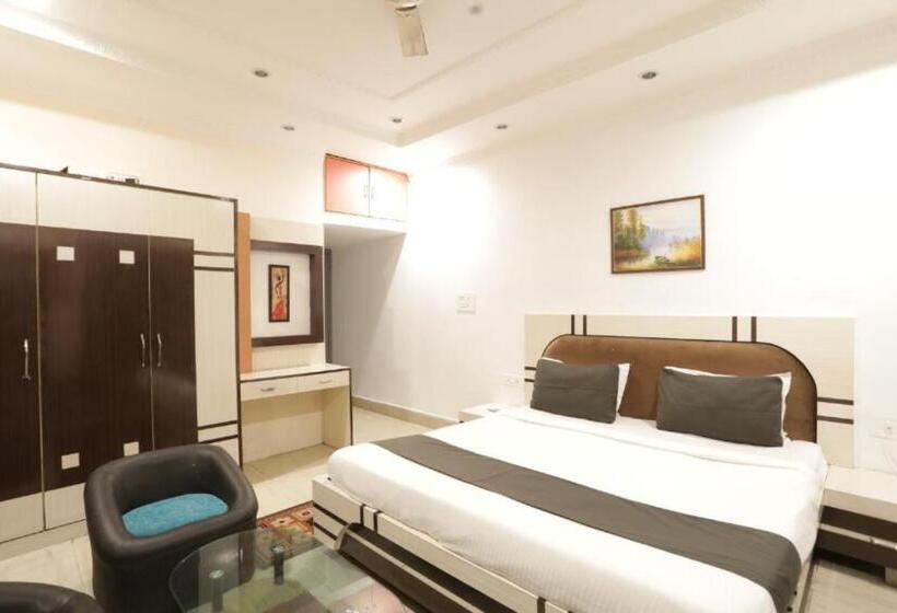 Номер Deluxe Кровать Кинг, Hi5 Stay Near Care Hospital By Morservices
