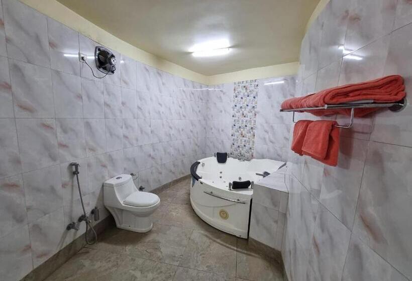 ガーデンビュースタンダード4ベッドルーム, The Red Soil Country