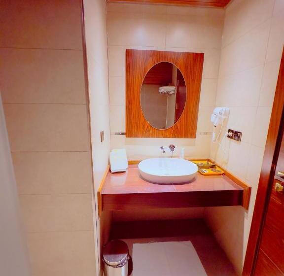 标准单人间, Granada