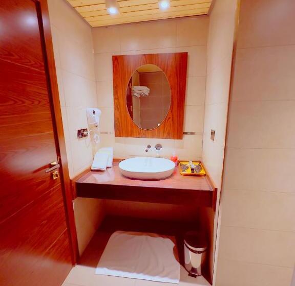 标准三人间, Granada