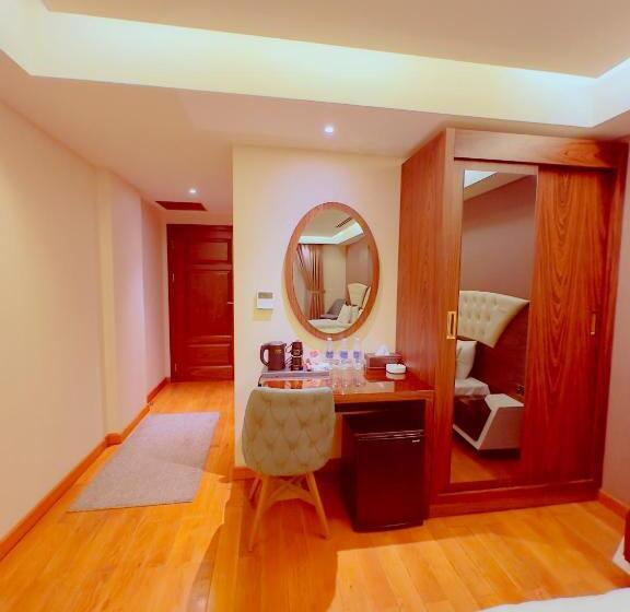 标准三人间, Granada