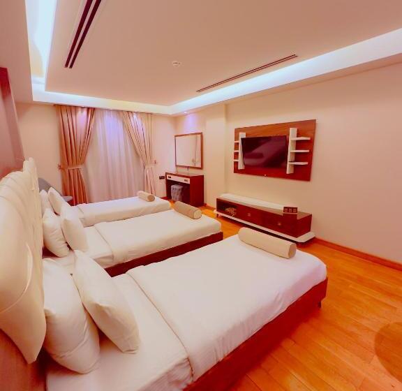 标准三人间, Granada