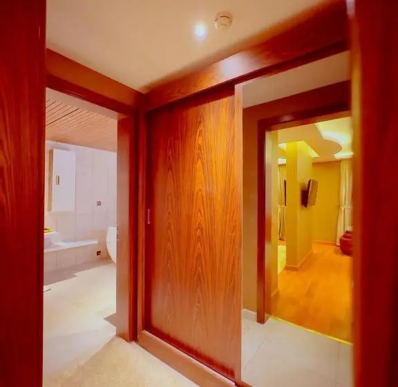 Deluxe Suite King Bed, Granada