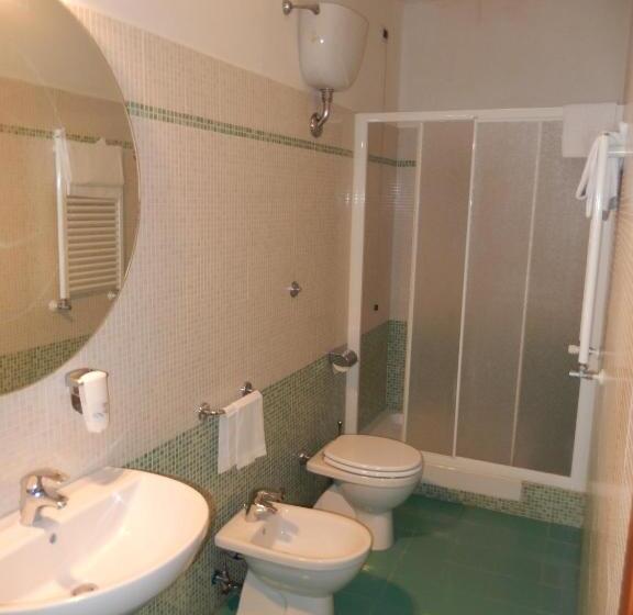 Pokój Standard Trzyosobowy, Albergo Dei Leoni