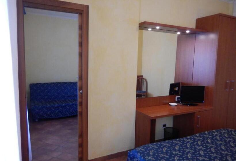 Pokój Czteroosobowy Superior, Albergo Dei Leoni