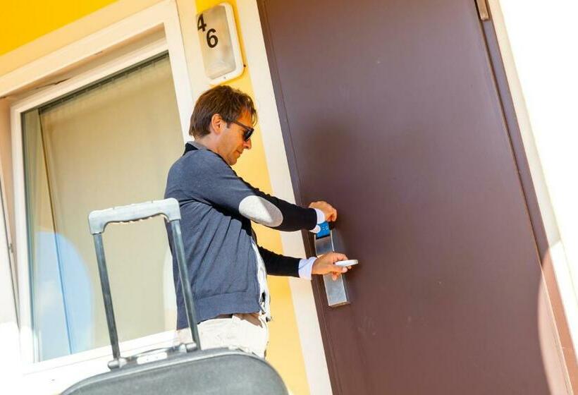 חדר סטנדרט, Auto