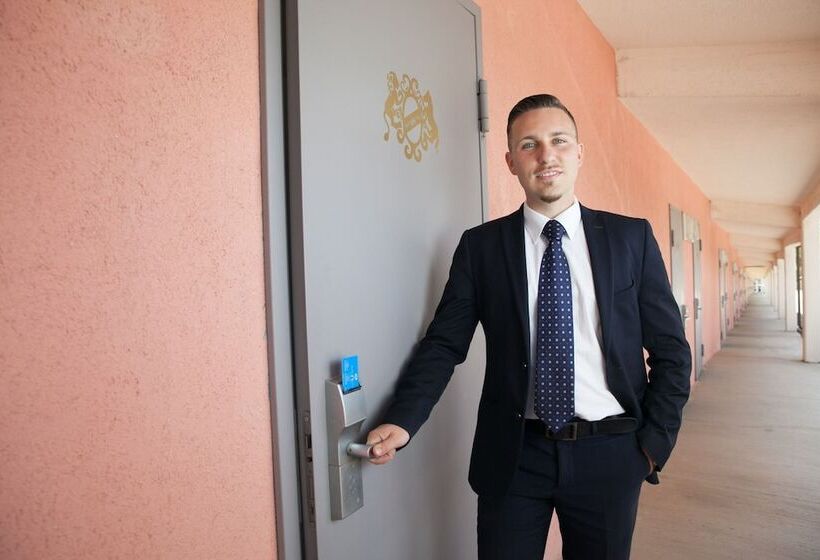 חדר סטנדרט, Auto