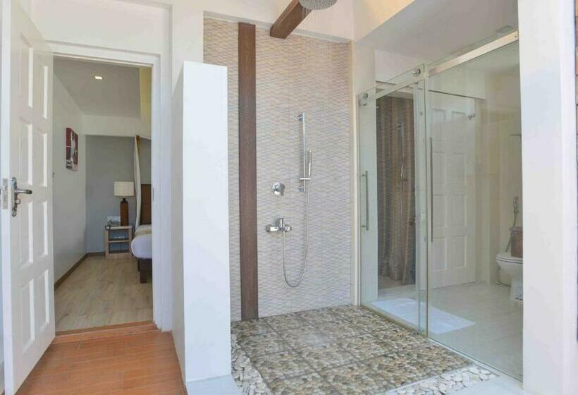 Deluxe Suite Sea View, Coconut Tree Hulhuvilla Beach