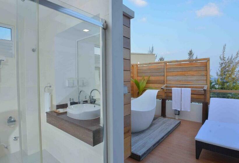 Deluxe Suite Sea View, Coconut Tree Hulhuvilla Beach