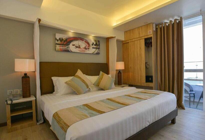 Deluxe Suite Sea View, Coconut Tree Hulhuvilla Beach