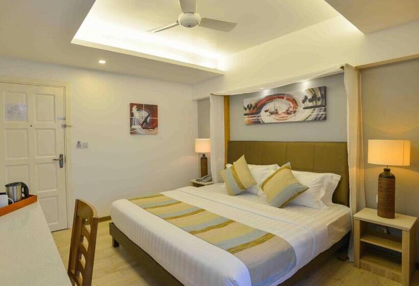 Deluxe Suite Sea View, Coconut Tree Hulhuvilla Beach