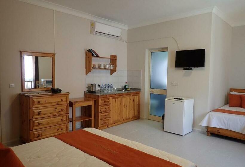 اتاق استاندارد چهارنفره با بالکن, Duncan Guesthouse