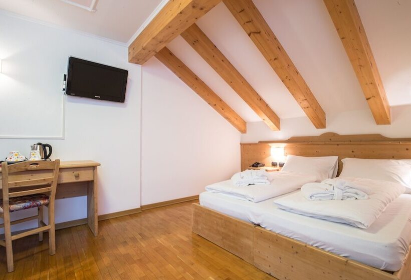 חדר סטנדרט, Erica