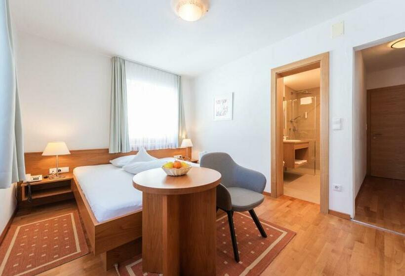 标准单人间, Julius Payer