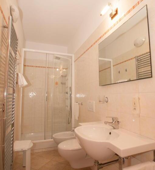 جناح مطلّ علي البحر, Kaly