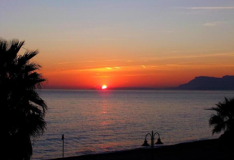 جناح مطلّ علي البحر, Kaly